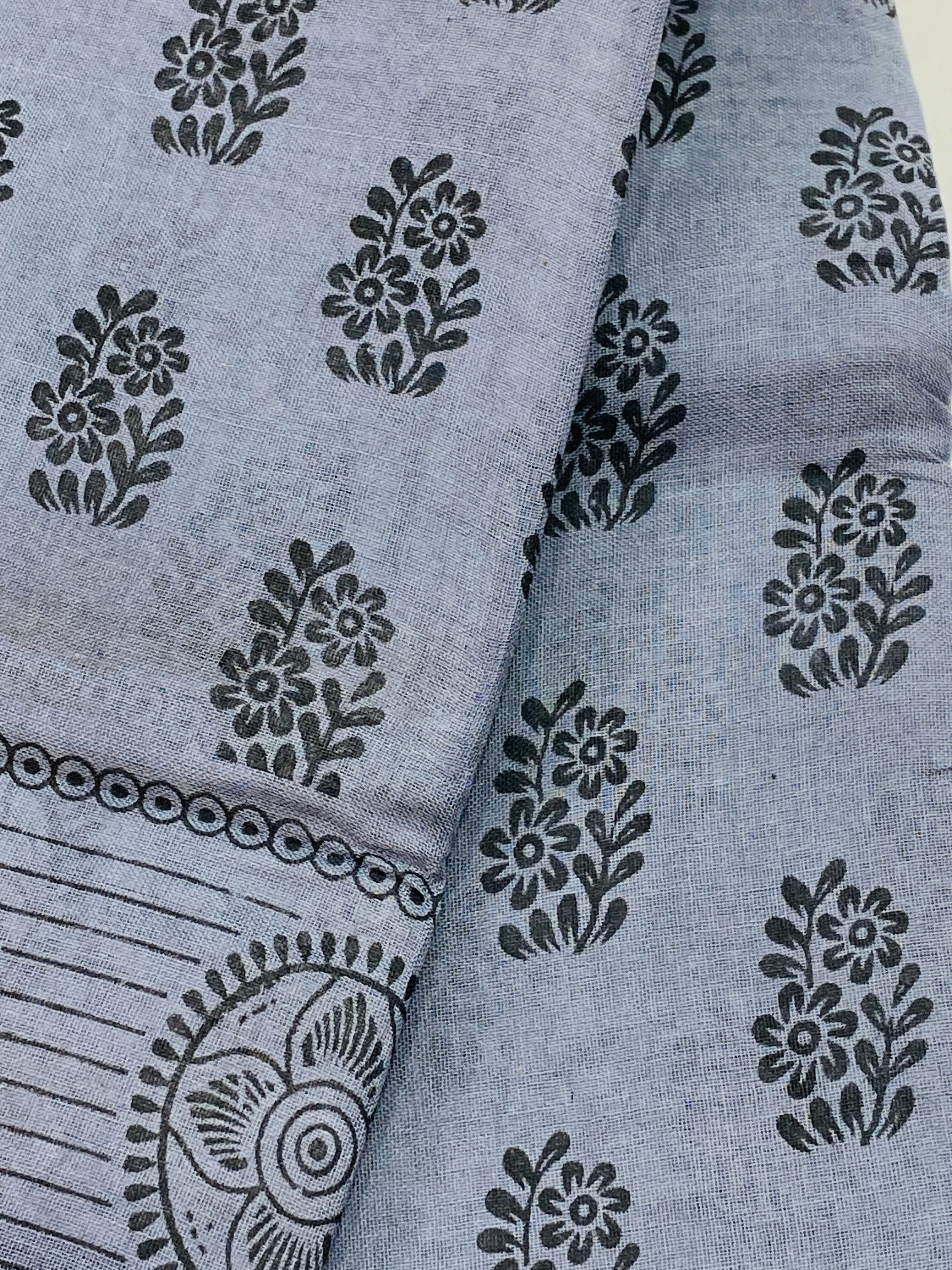 Beautiful Grey Color Pure Sungudi Cotton Saree With Blue Contrast Zari Border