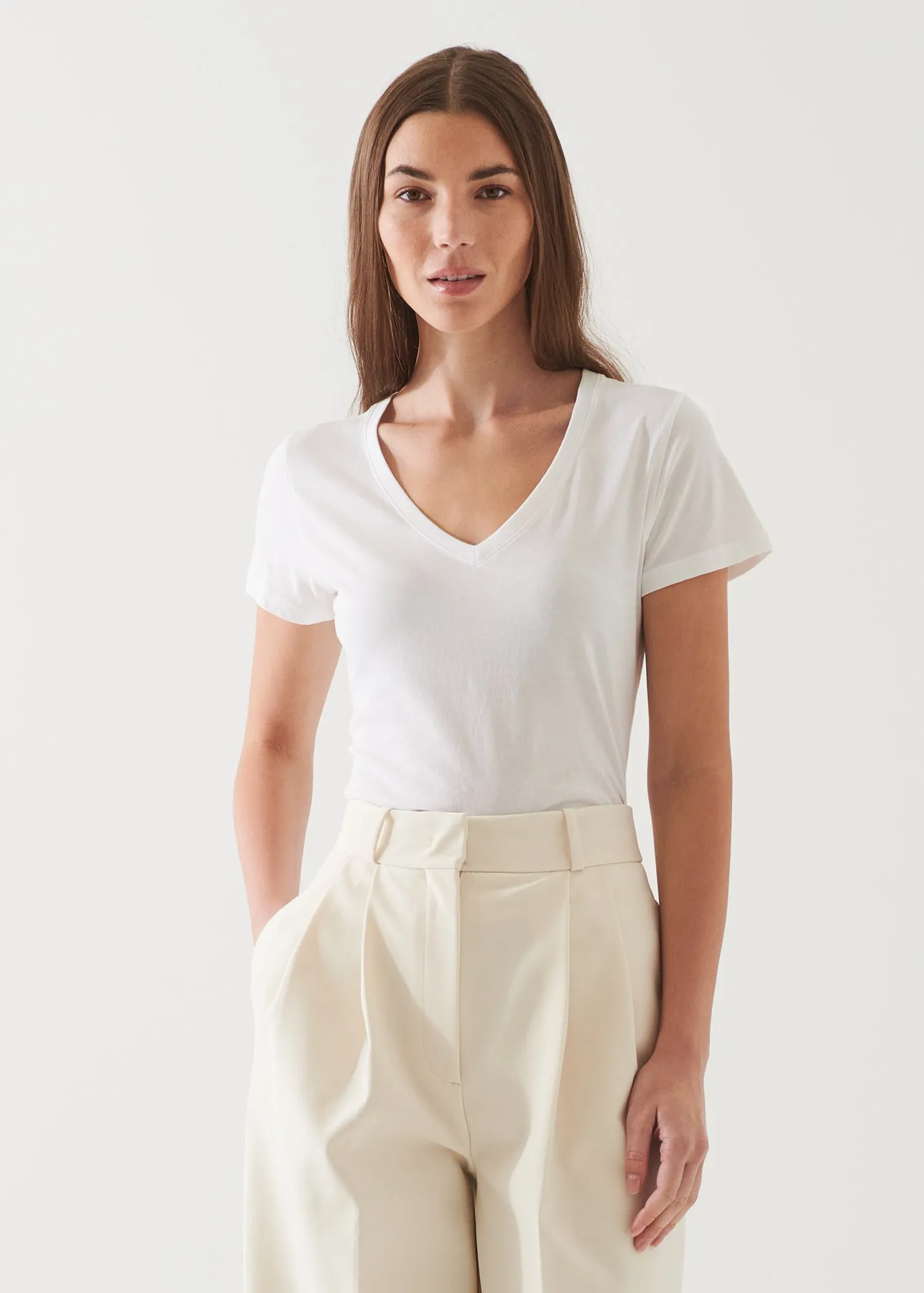 LIGHTWEIGHT PIMA COTTON V-NECK