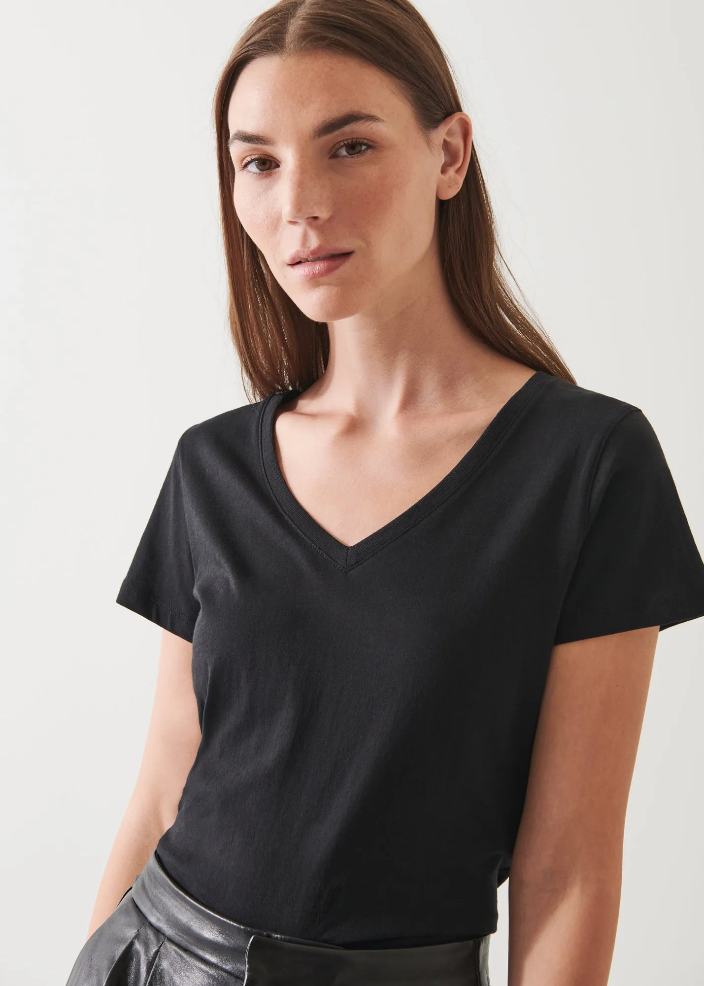 LIGHTWEIGHT PIMA COTTON V-NECK