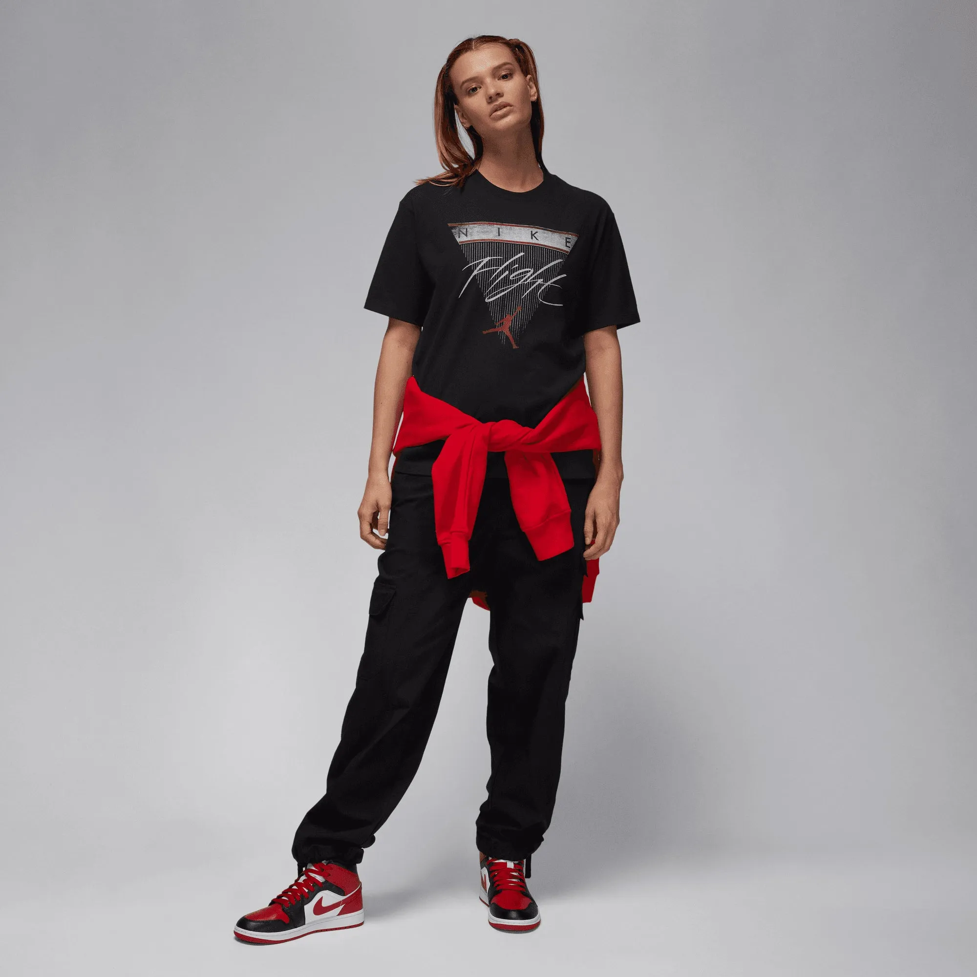 WMN'S FLIGHT HERITAGE GRAPHIC T-SHIRT 'BLACK/GYM RED'